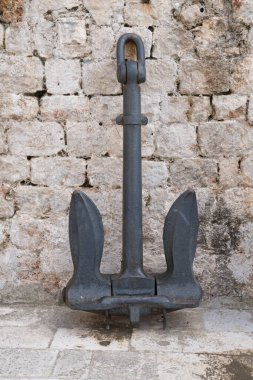 Hırvatistan 'ın Dubrovnik kentinde yine kumtaşı duvara dayanan paslı çelik çapa