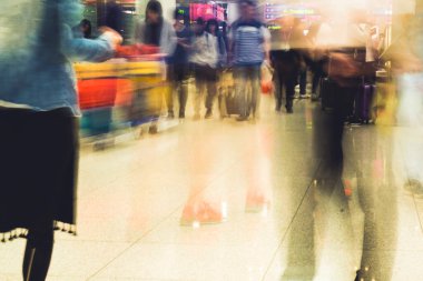Havaalanı terminalinde turistlerin renk filtresi uygulanarak bulanık görüntü trafiği