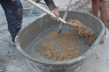 Kovada kumla çimentoyu elle karıştırmak