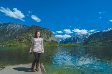 Dağ ve inanılmaz Alp gölleri, Hallstatt, Avusturya mavi gökyüzü ve güneş ışınlarıyla. Sol üst köşeden lensler yanıyor.