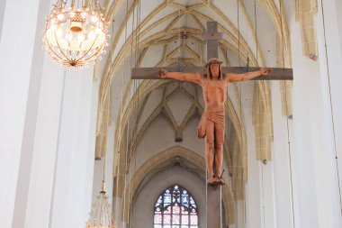 Almanca Katolik kilisesinde tahta haç üzerinde İsa heykeli