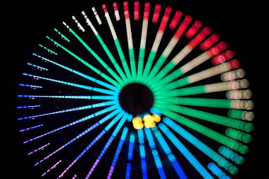 Odaklanamayan bulanık bokeh eğimli lensten dönme dolaptan