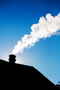 Bacasından dere çıkan bir evin silueti.