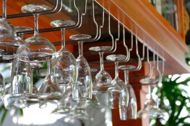 Şarap kadehleri tezgahta asılı.