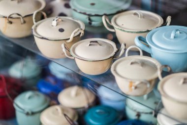 Satılık cam raflarda küçük galvanizli tencereler