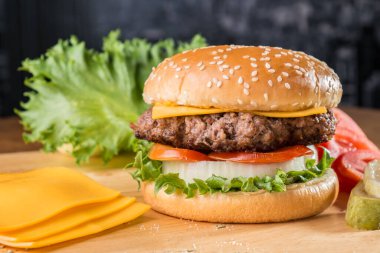 Taze lezzetli hamburgerleri masaya yakın.