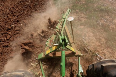 Çelik saban sürme toprağı ekim için hazırlanıyor.