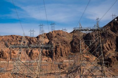 Hover Barajı 'nda yüksek voltaj elektrik direkleri.