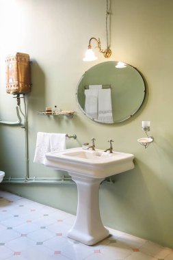 Klasik eski tarz lavabo klasik tuvalette.