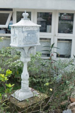 Evin önündeki eski, kirli, beyaz posta kutusu.