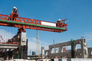 Köprü inşaatı mavi gökyüzü arka planlı büyük çelik makine