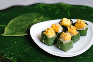 Muz yapraklı pilavlı mango, popüler Tayland tatlıları.
