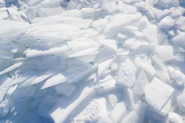 Yerdeki beyaz buz parçaları.