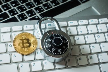 Kilit ve klavye ile Bitcoin, kavramsal fotoğrafçılık, kripto para güvenliği