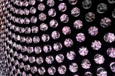 Siyah arkaplanda elmas şekilli kristal taşlar deseni