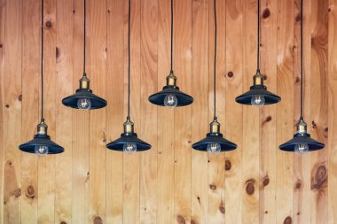 Tavandan sarkan, ahşap kaplamalı ampuller.