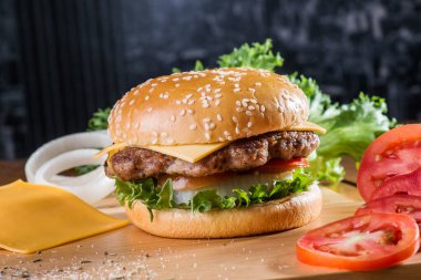 Taze lezzetli hamburgerleri masaya yakın.