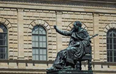 Münih, Almanya 'da Max-Joseph-Platz' daki Max I Joseph Anıtı. Anıt 1835 yılında dikildi..