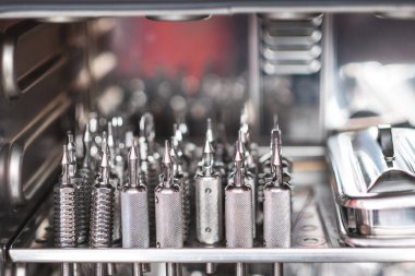 Dövme ekipmanları sterilizasyon makinesinin içinde