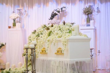 Çiçekler ve lambalar ile düğün masası dekorasyonu