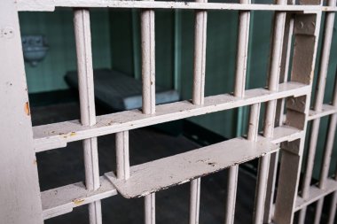 Yemek kanalı hapishane parmaklıklarından geçiyor.