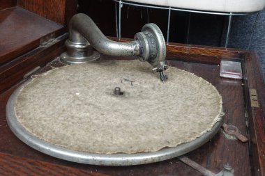 Eski gramofon sanatçısı, kırık, paslı, ahşap arka planda