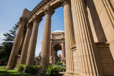 Güzel Sanatlar Sarayı, San Francisco, Kaliforniya 'da turistik bir yeri ziyaret etmek zorundadır.