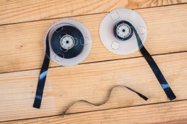 Vdo kasetindeki film ahşap masada mahvoldu.