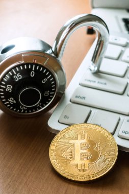 Kilit ve klavye ile Bitcoin, kavramsal fotoğrafçılık, kripto para güvenliği