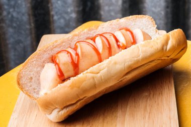 Tahtada sosisli sandviç.