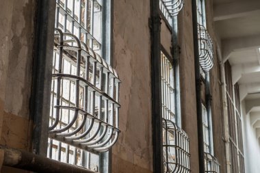 Hapishane penceresi çelik parmaklıklarla kilitlendi