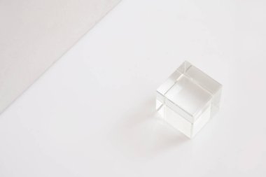 Beyaz zemin üzerinde kristal küpler düzenli bir şekilde