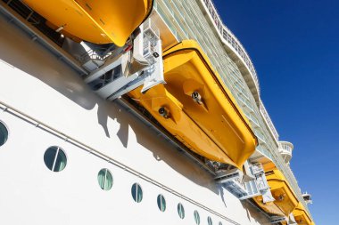 Dev teknenin iskele tarafında acil durum botları var.