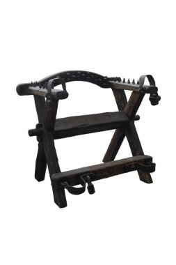 Ahşap işkence beyaz arka planda izole edilmiş eski sandalye kırpma yolu ile