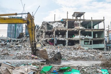 Kazı makinesi çalışan eski binanın yıkımı