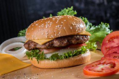 Taze lezzetli hamburgerleri masaya yakın.