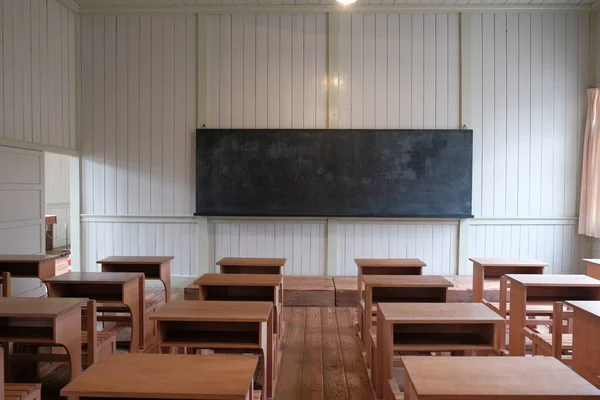 古典的な木製の教室で古い黒板 — ストック写真