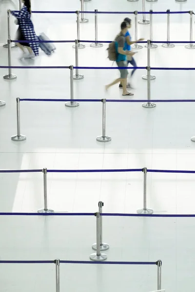 Imagen Borrosa Movimiento Abstracto Personas Aeropuerto Caminando Línea Con Check —  Fotos de Stock