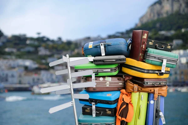 Bir Sürü Turist Bavulu Talya Nın Kıyı Şeridi Manzaralı Istikamet — Stok fotoğraf