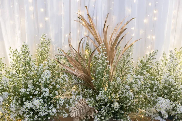 Blumenschmuck Mit Hängenden Glühbirnen Hinter Weißem Stoffvorhang Hochzeitsdekoration — Stockfoto