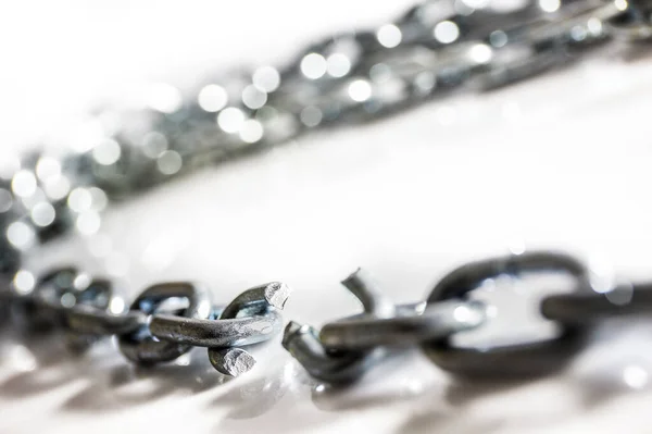 Broken Chain White Surface Selective Focus Shallow Depth Field — Stock Photo, Image