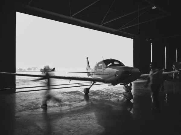 Soukromá Luxusní Malá Letadla Vstupující Hangáru — Stock fotografie