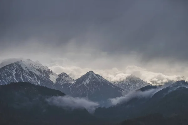 Βουνά Καλυμμένα Χιόνι Σκοτεινό Συννεφιασμένο Ουρανό Βροχερές Μέρες — Φωτογραφία Αρχείου