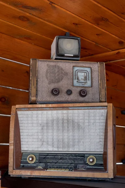 Velhos Rádios Vintage Com Fundo Madeira Para Mostrar — Fotografia de Stock
