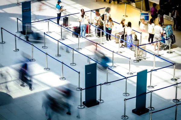 Imagen Borrosa Movimiento Abstracto Personas Aeropuerto Caminando Línea Con Check —  Fotos de Stock