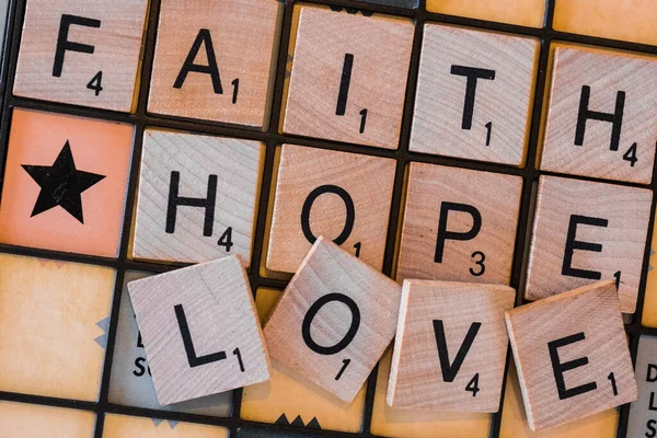 Cartas Madeira Jogo Tabuleiro Diz Faith Hope Love — Fotografia de Stock