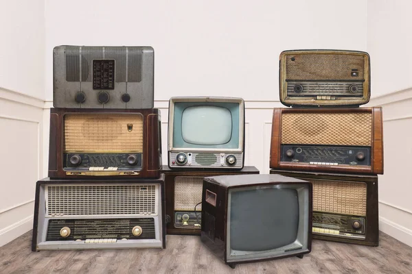 Radios Téléviseurs Vintage Dans Une Chambre — Photo