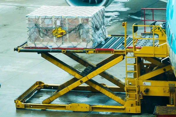 Hidrolik Makine Plastik Çarşafa Sarılı Kargo Kutularını Kaldırıyor Eşyaları Uçağa — Stok fotoğraf