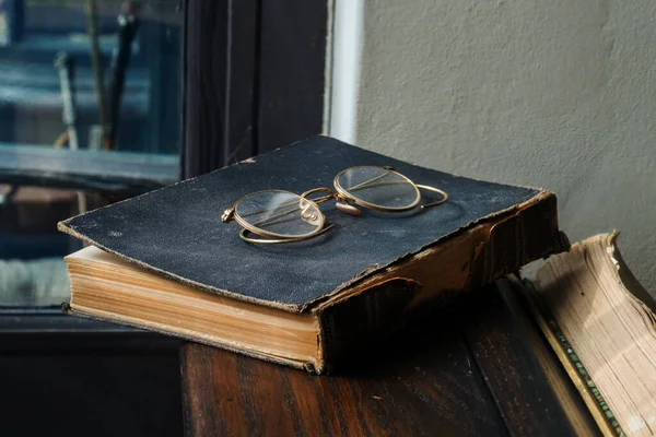 Eski Yıpranmış Deri Kaplı Kitaptaki Klasik Cam — Stok fotoğraf