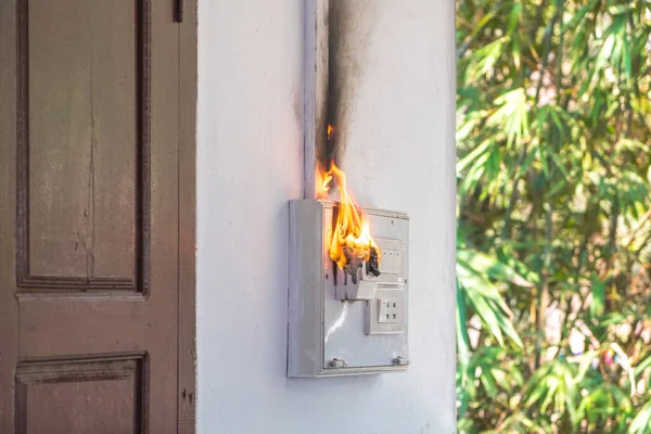 Fuego Humo Ardiendo Enchufe Alambre Eléctrico Cortocircuito Eléctrico Causando Fuego — Foto de Stock